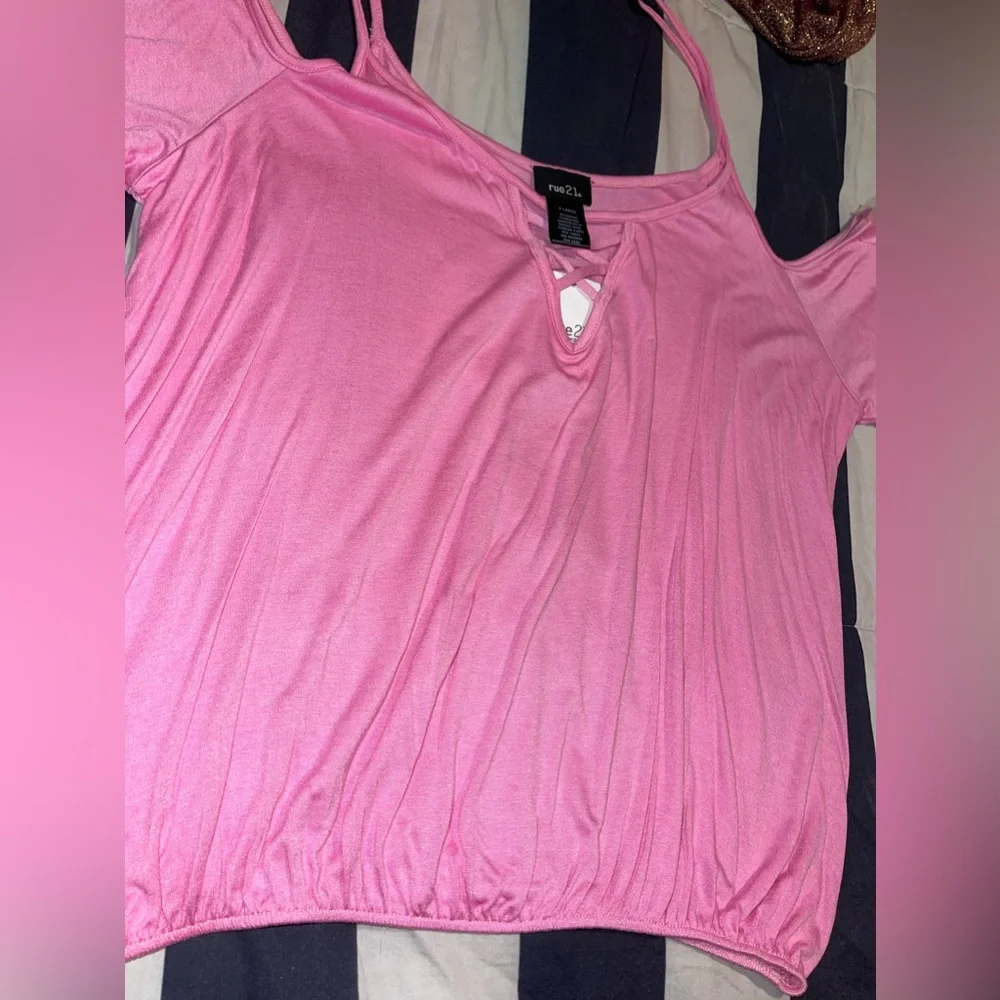Cold Shoulder top - Picture 4 of 7